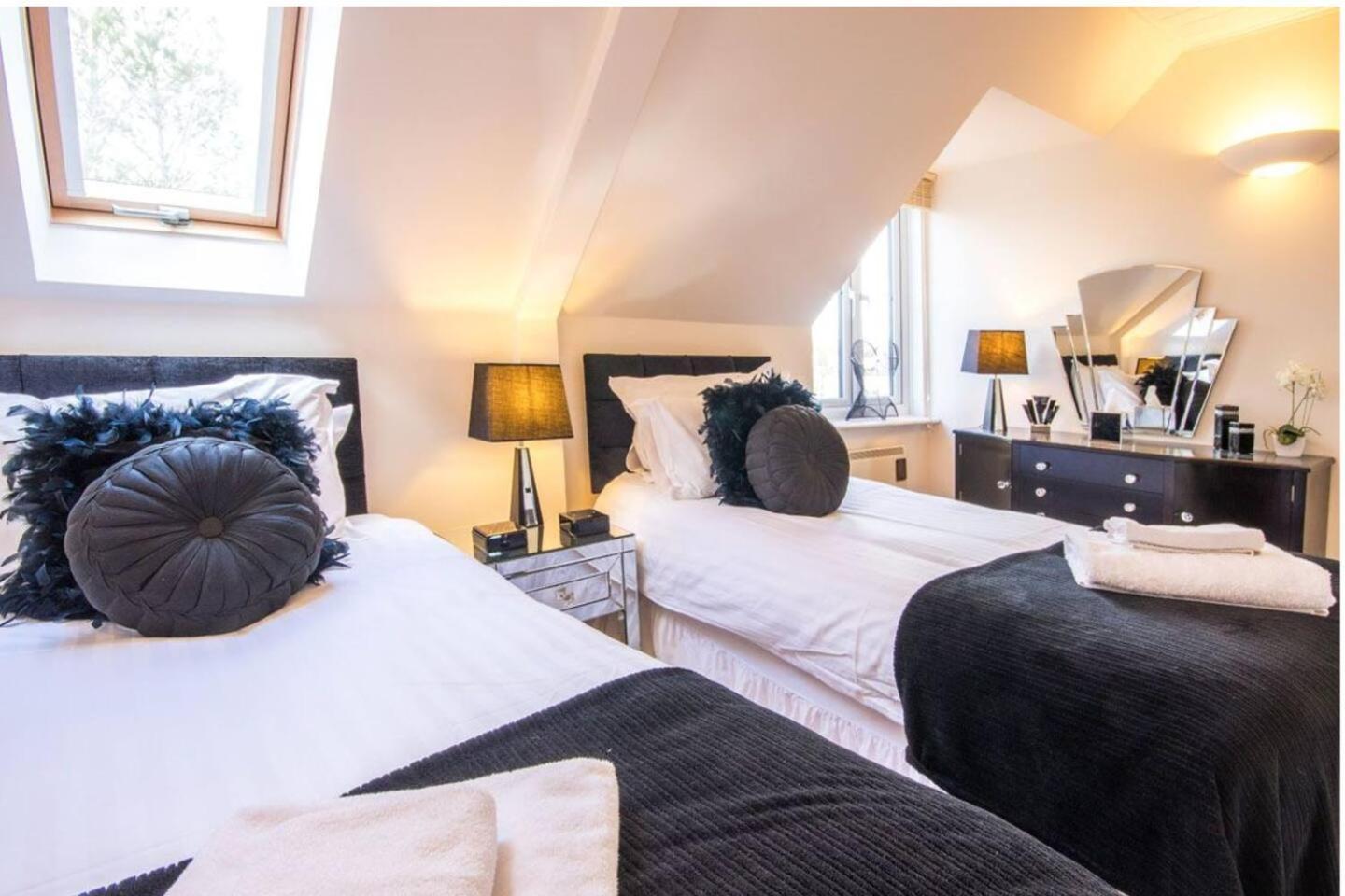 Luxury Kingfisher Lodge, Isis Lake, Within The Cotswold Waterpark Cirencester Eksteriør bilde