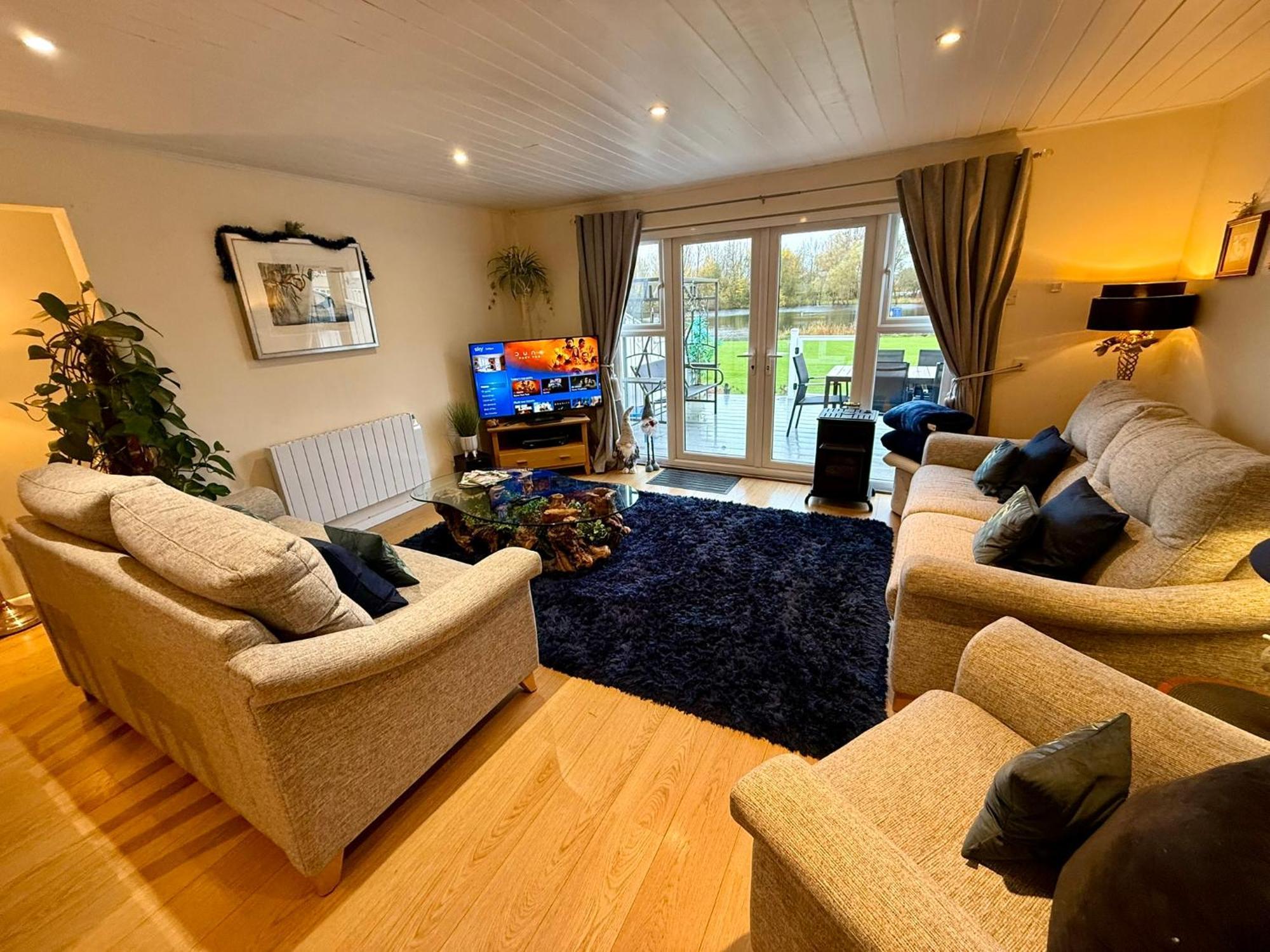 Luxury Kingfisher Lodge, Isis Lake, Within The Cotswold Waterpark Cirencester Eksteriør bilde